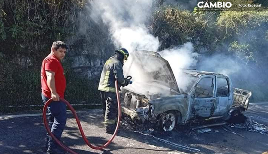 Camioneta termina calcinada tras incendiarse por falla mecánica en Xicotepec
