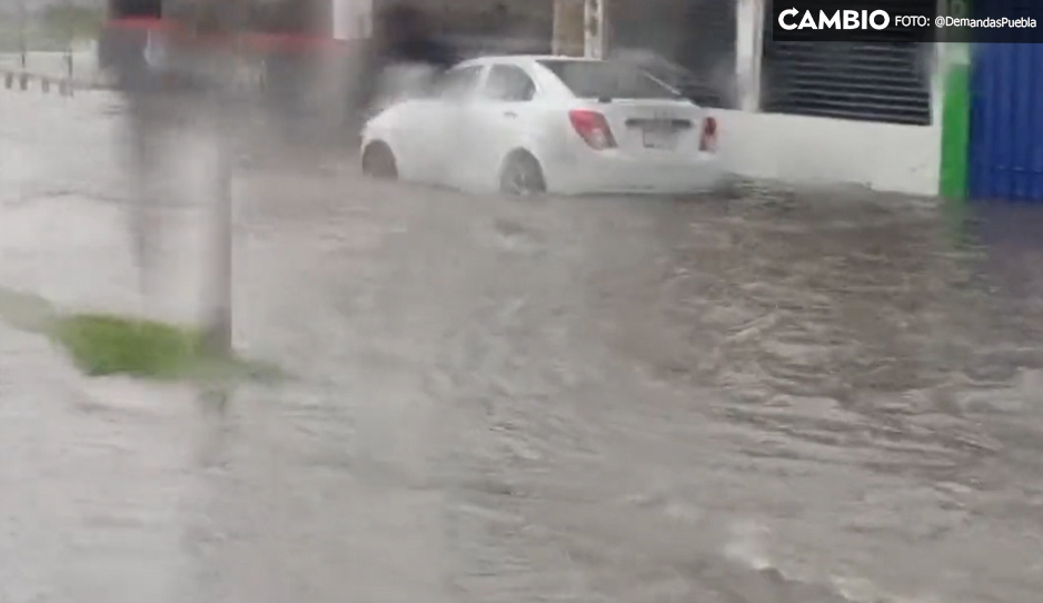 Lluvias dejan las primeras calles inundadas en Puebla capital (VIDEO)