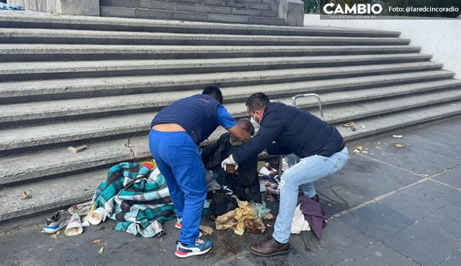 Abuelito tirado en escaleras causa tristeza y alarma en Bulevar 5 de Mayo (VIDEO)
