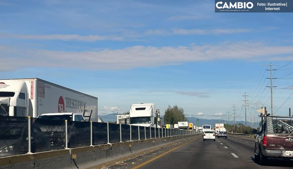 ¡Su último viaje! De un infarto muere abuelito a bordo del transporte en la México-Puebla