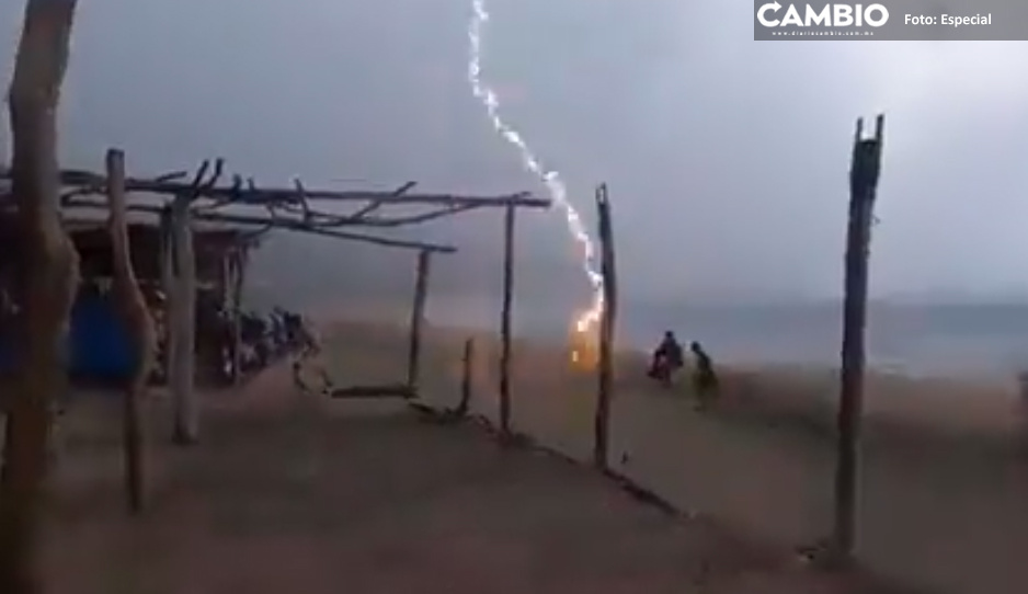FUERTE VIDEO: Rayo impacta a dos personas en playas de Michoacán