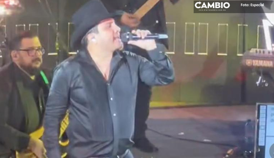 VIDEO: Julión Álvarez porta chaleco antibalas en pleno concierto