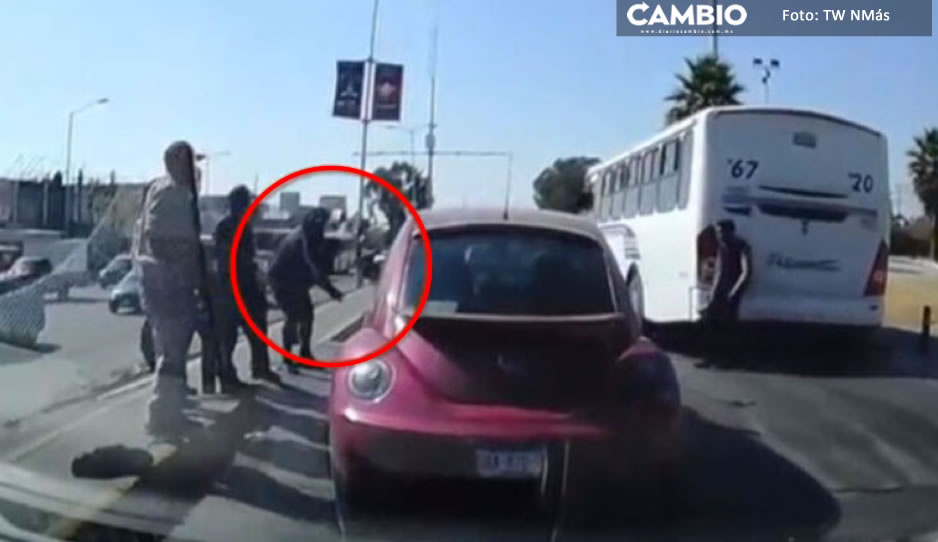 VIDEO: Así ‘limpiaparabrisas’ intenta abrir auto en Amalucan