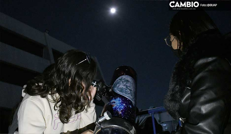 Reúne BUAP a miles de personas en CU para la Noche de las Estrellas 2023