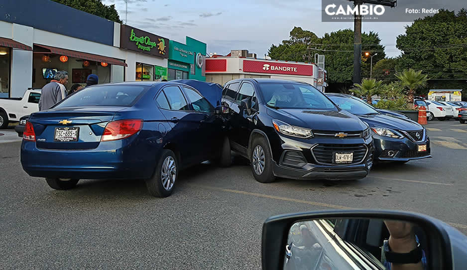 ¡Orgullo poblano! Se registra carambola en el estacionamiento de Plaza Dorada (FOTO)