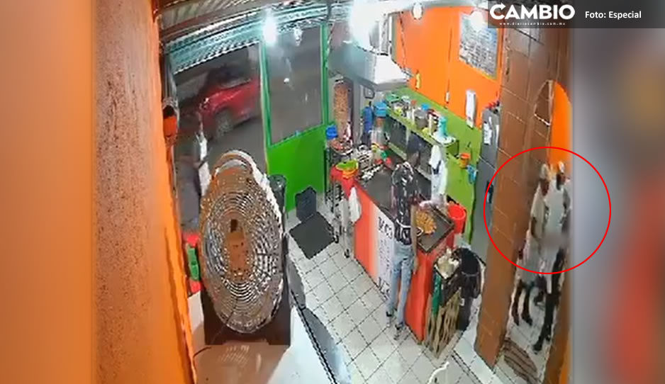 VIDEO: Por bajarle a la música, apuñalan a compañero en taquería de Hidalgo