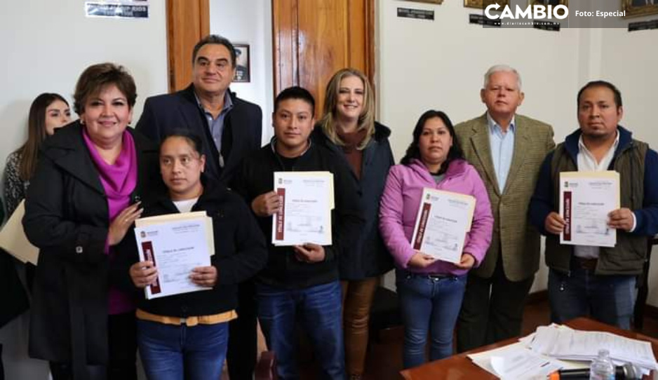 Carlos Peredo entrega 40 títulos de concesión a comerciantes del Mercado de San Sebastián