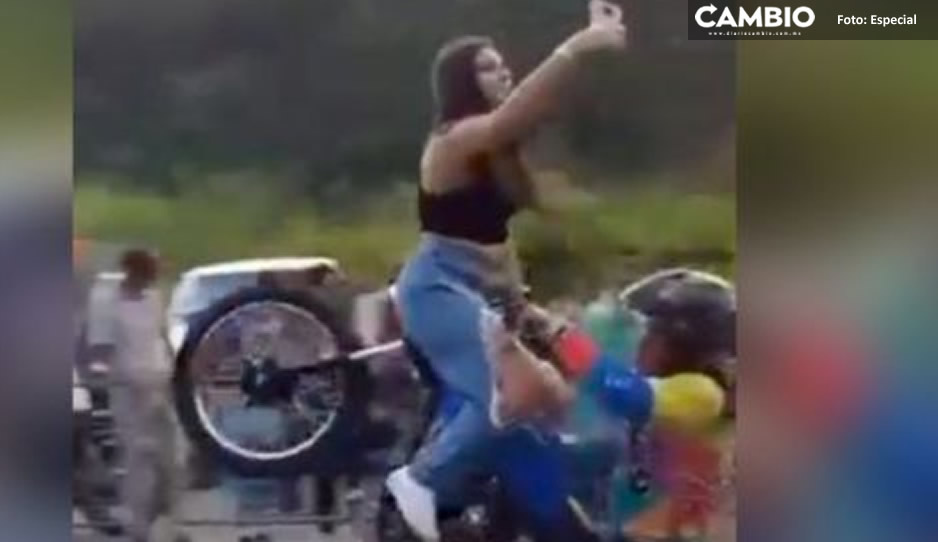Joven cae de motocicleta y se convulsiona tras fuerte golpe (FUERTE VIDEO)