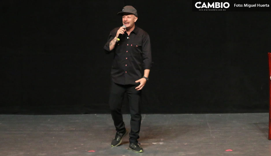 Entre risas y bromas, Facundo participa en ponencia por el Mes de la Juventud (VIDEO)