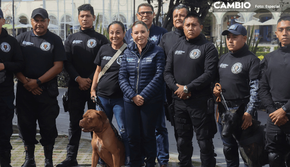 Paola Angon entrega reconocimientos a graduados del curso ”Entrenando a tu Lomito”