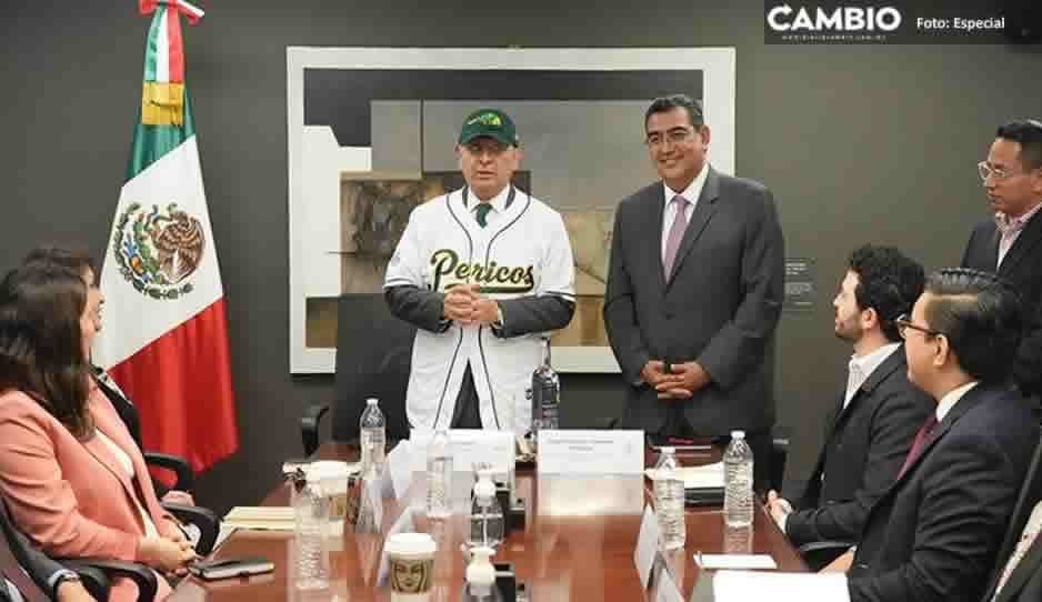 Sergio Salomón se reúne con cónsul de México en Nueva York y le regala jersey de Pericos