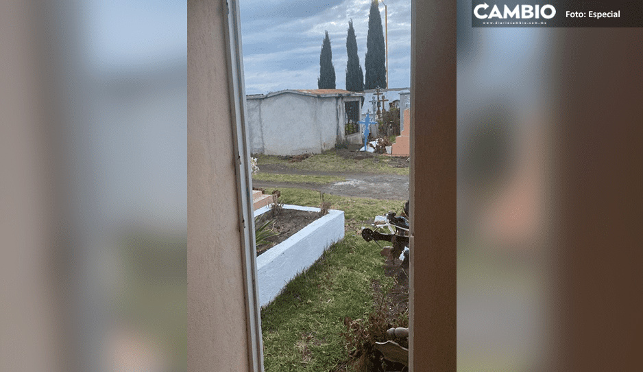 ¡Ni los muertos se salvan! Delincuentes roban puerta de tumba en panteón de Tlachichuca