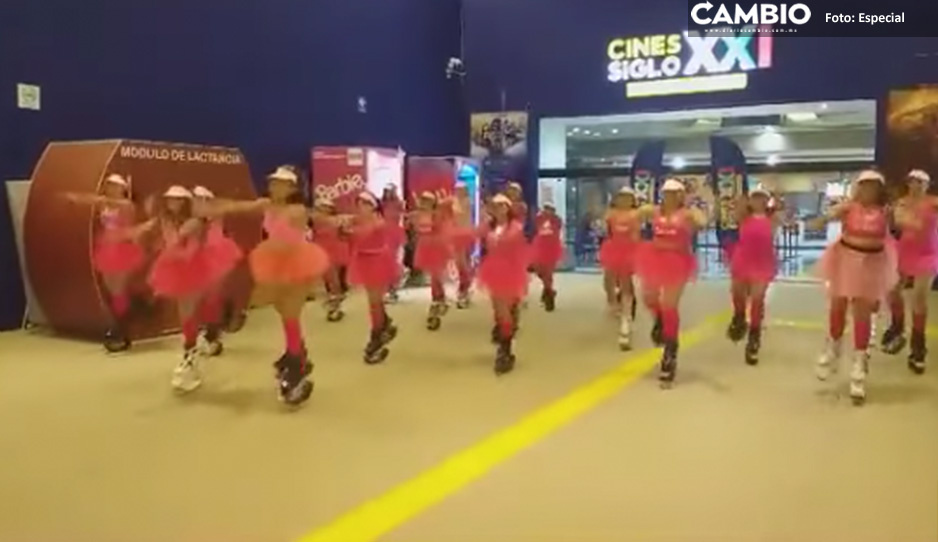 ¡Aunque tenga 40! Doñitas bailan canción de Barbie afuera del cine (VIDEO)