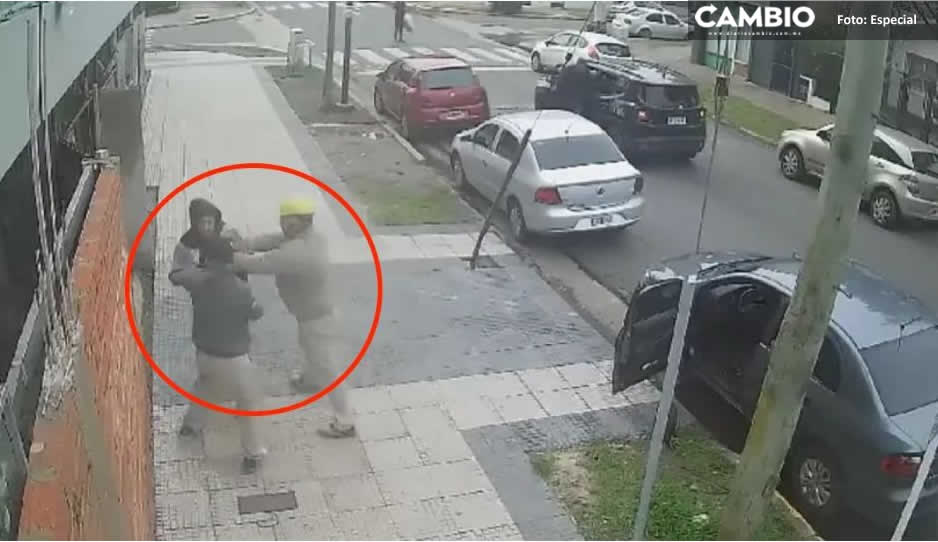 ¡Albañiles héroes! frustran asalto y detienen a delincuente que intentaba robar un carro