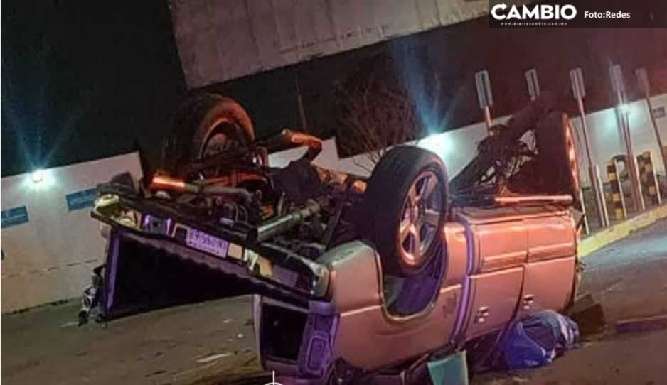 Volcadura de camioneta deja un muerto y tres lesionados en Calzada Zavaleta