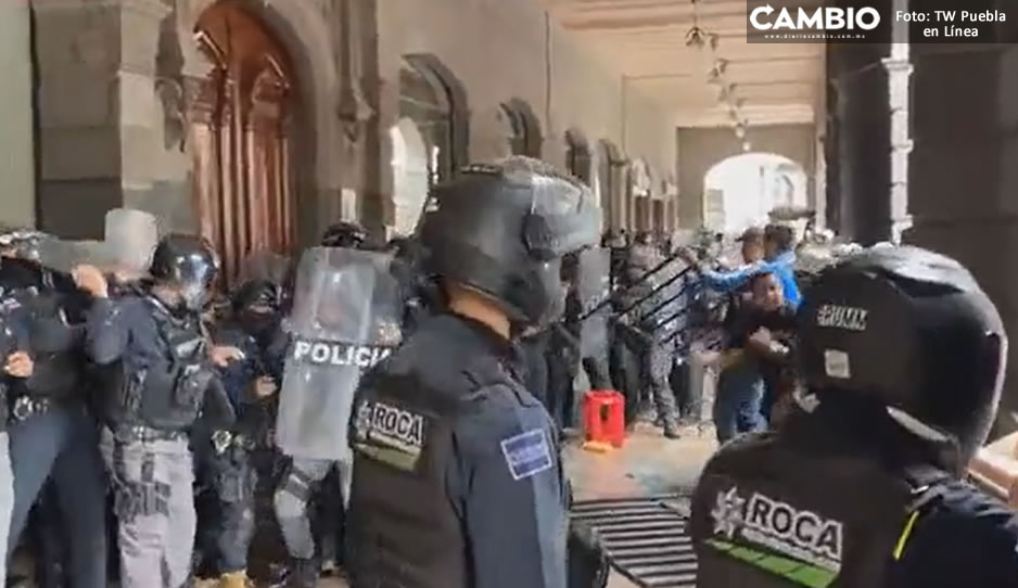 ¡Se calientan los ánimos! Conato de bronca entre policías y comerciantes de la Central afuera de Palacio Municipal (VIDEO)