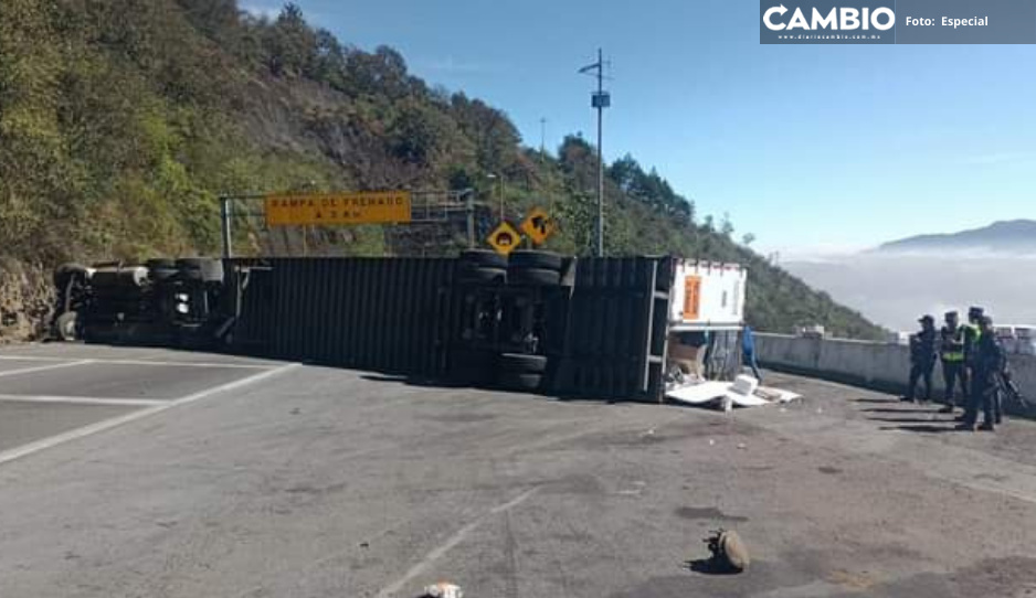 Volcadura de tráiler provoca cierre en la Puebla-Orizaba, dirección a Veracruz (VIDEO)