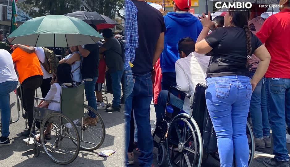 Olvidan poner espacios para que personas en sillas de ruedas vieran el desfile del 5 de Mayo