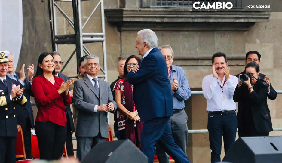 Nacho Mier acompa&ntilde;a a AMLO en templete durante su informe en el Z&oacute;calo de la CDMX (VIDEO)