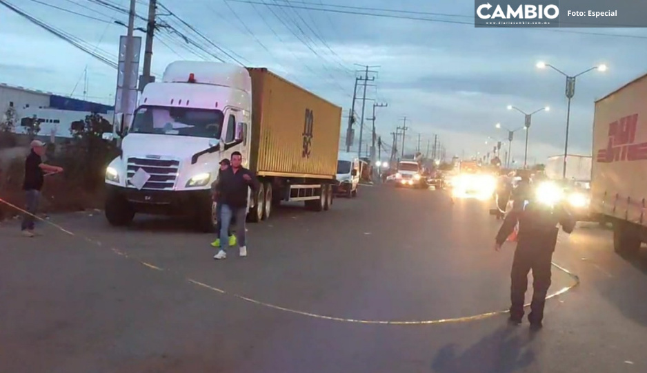 Tráiler abandonado con cadáver de chófer en Periférico Ecológico, tenía reporte de robo
