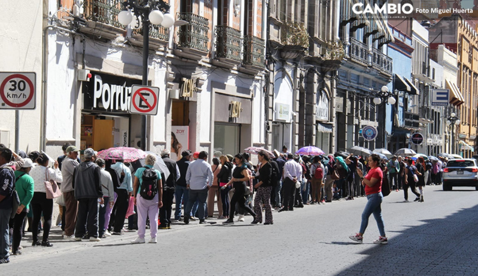 ¡Bajo el sol! Abuelitos hacen larga fila para recibir su pensión Bienestar en Centro Histórico (VIDEO)