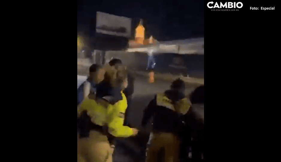 VIDEO: Ebrios provocan zafarrancho por evadir alcoholímetro en Cholula