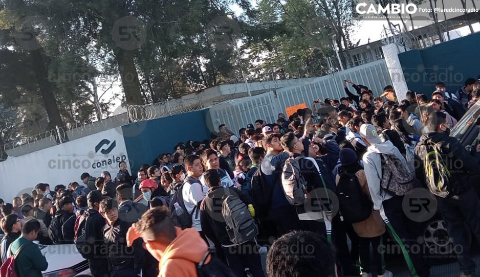 Alumnos se quedan afuera del CONALEP porque el vigilante renunció y se llevó las llaves