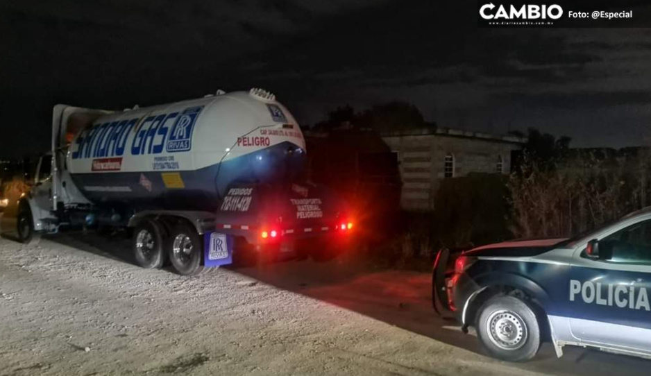 Se enfrentan policías y huachigaseros en Coronango; abandonan pipa