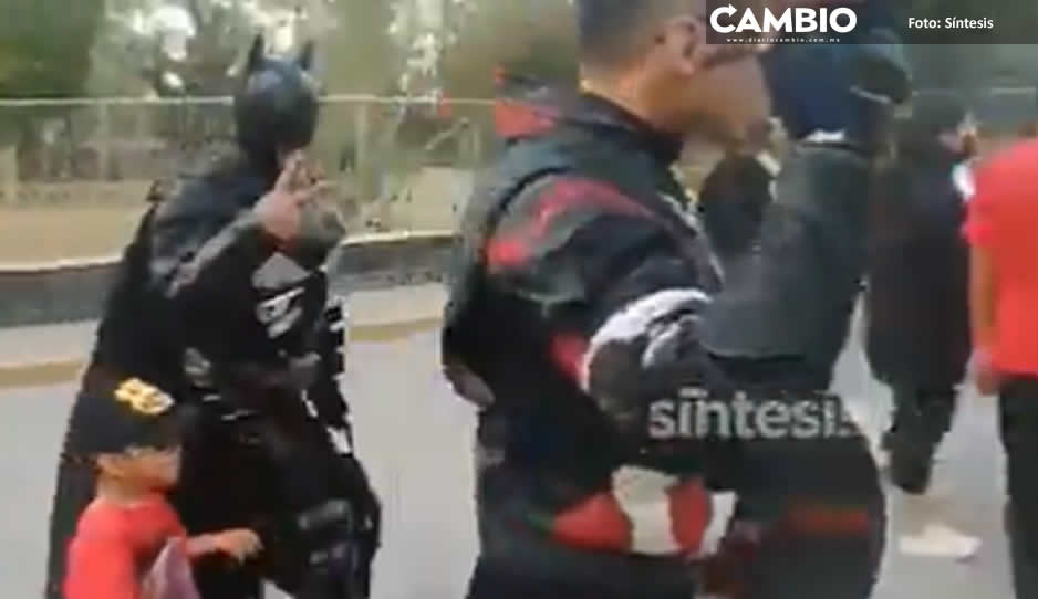 Disfrazados de Batman y Capitán América llegan poblanos a la Feria de Puebla (VIDEO)
