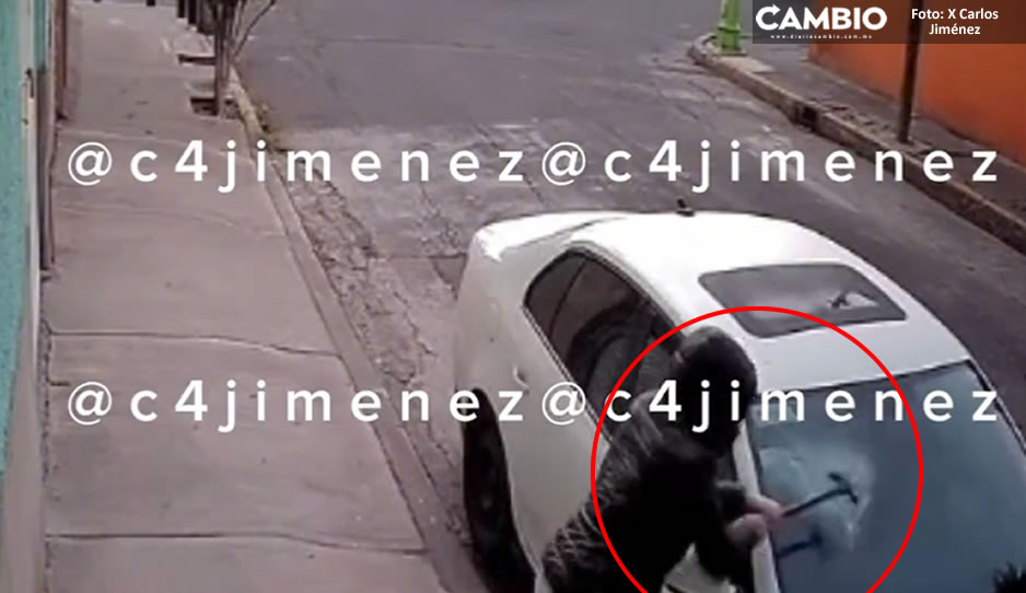 VIDEO: ¡Qué vengativa! A martillazos destroza el carro de su ex amiga en CDMX