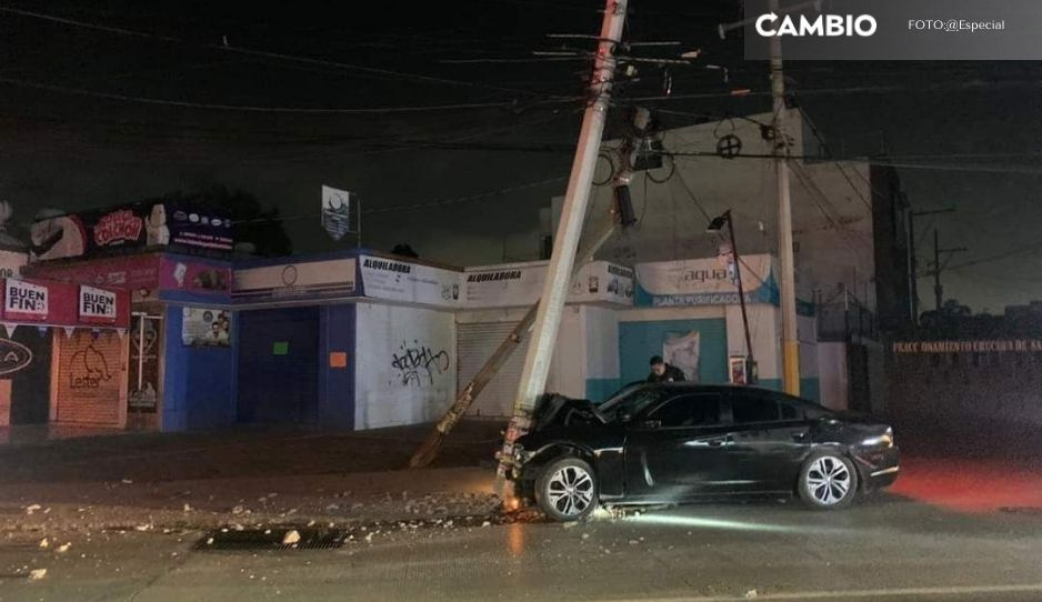 Conductor se estrella contra poste y deja sin luz a vecinos en Valsequillo (VIDEO)