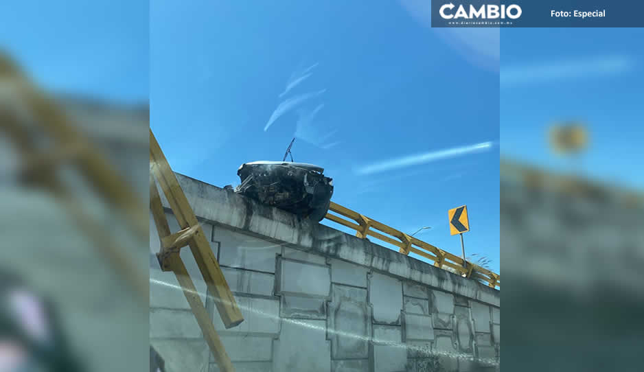 Se salvó de milagro: automovilista choca y queda colgado en el Periférico Ecológico (FOTOS)