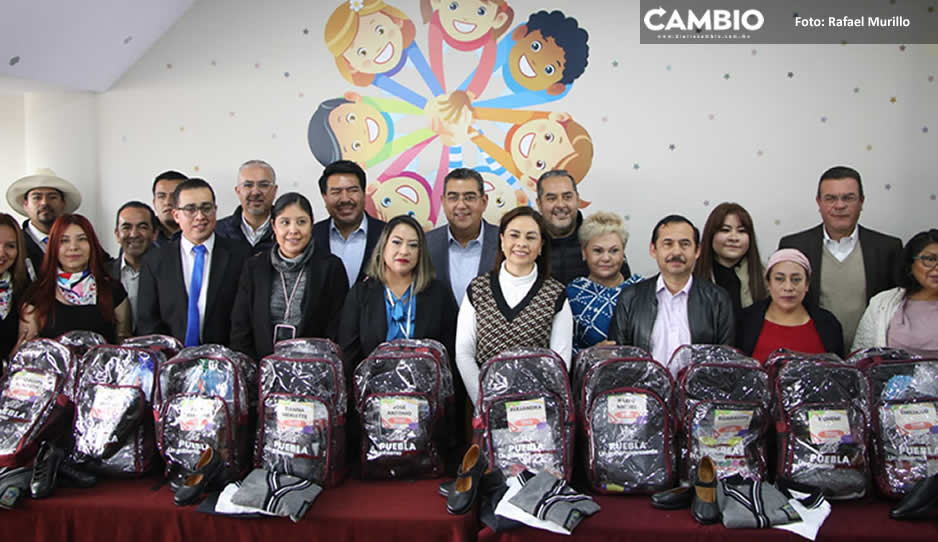 Sergio Salomón y Gaby Bonilla entregan claves escolares en Casa de la Niñez (VIDEO)