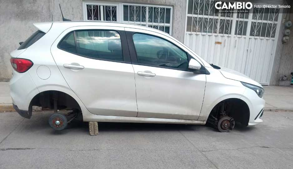 Dejan sobre ladrillos y sin llantas a un automóvil en Texmelucan