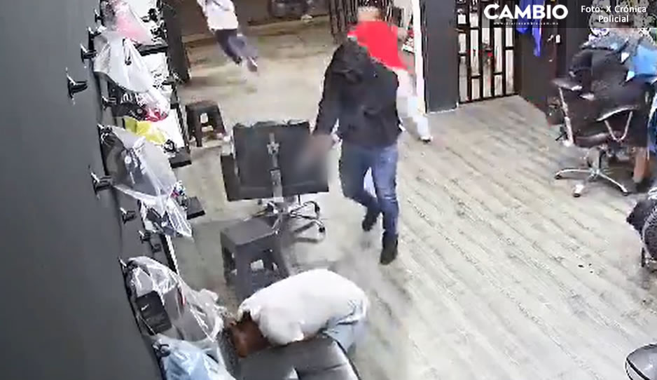 VIDEO: Asesinan a balazos a joven barbero frente a sus clientes