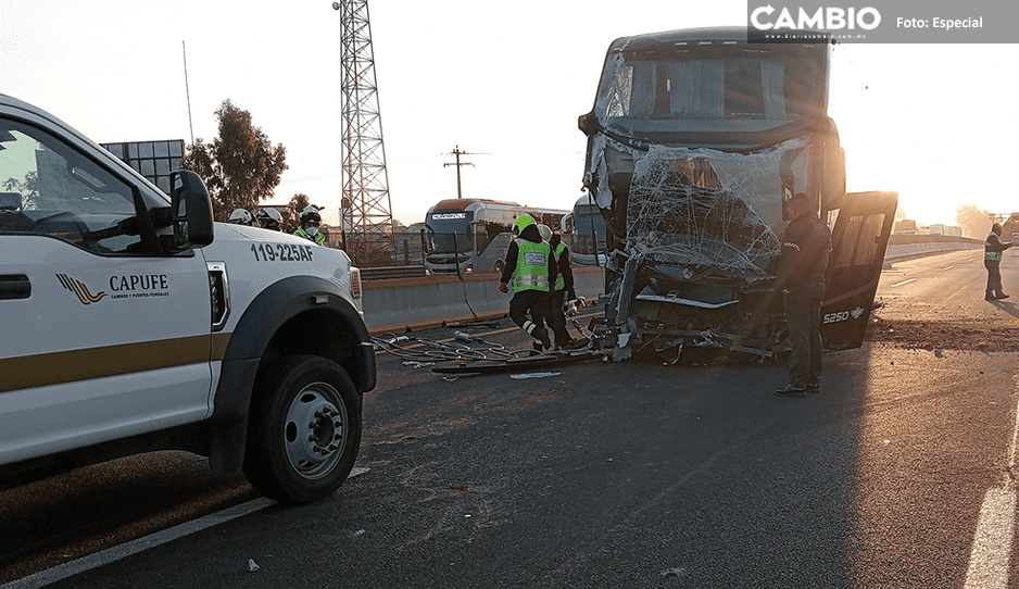 Copiloto de autobús muere prensado en brutal choque de la México-Puebla