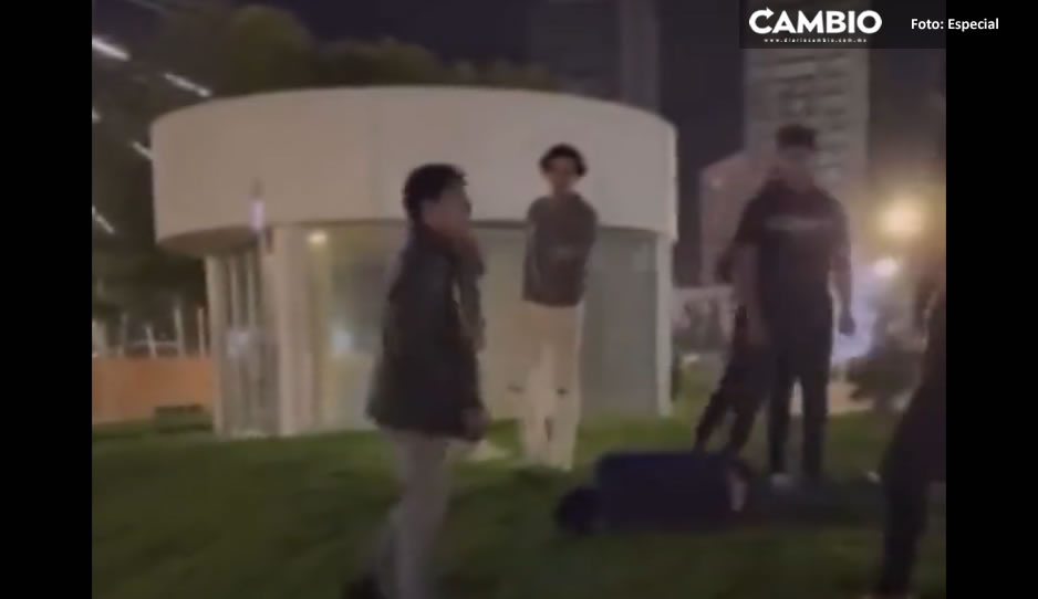 VIDEO SENSIBLE: Montoneros golpean brutalmente a joven tras salir de antro en Angelópolis