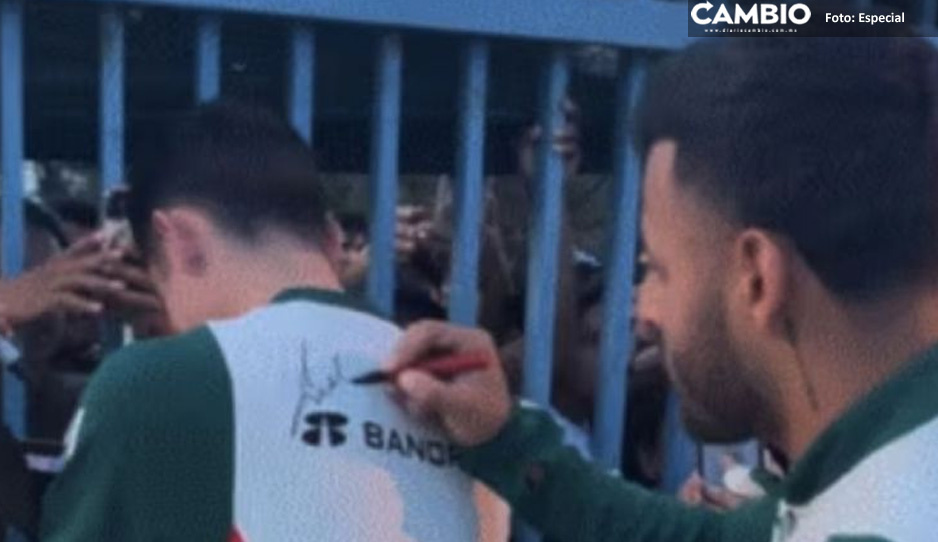 Alexis Vega firma playera de la “Joya Reyes” durante convivencia con fans de la Selección Mexicana (VIDEO)