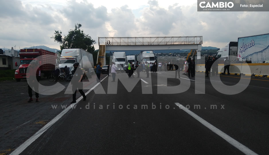 ¡Otra vez! Pobladores de Tlahuapan cierran la autopista México-Puebla y desquician el tráfico