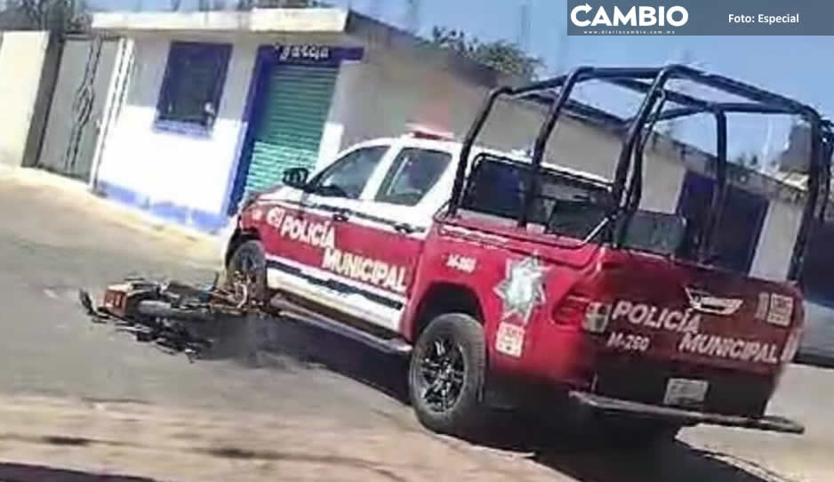 Policías de Tianguismanalco arrollan a jóvenes motociclistas tras ir a exceso de velocidad