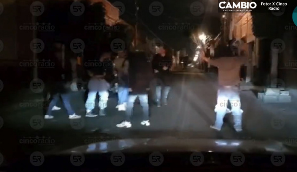 ¡Otra de borrachos! Jóvenes se agarran a golpes afuera de bar en pleno Centro Histórico de Puebla (VIDEO)