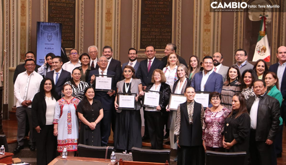 Entrega Lalo Castillo presea “Luis Rivera Terrazas&quot; a doctores y maestros poblanos (FOTOS)