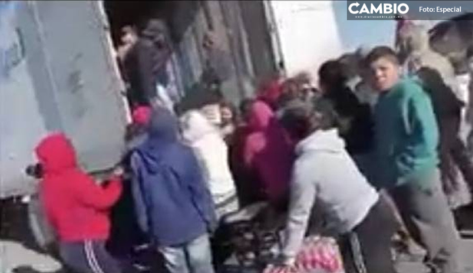 ¡Abusivos! Chofer se detiene a descansar y le saquean el tráiler (VIDEO)