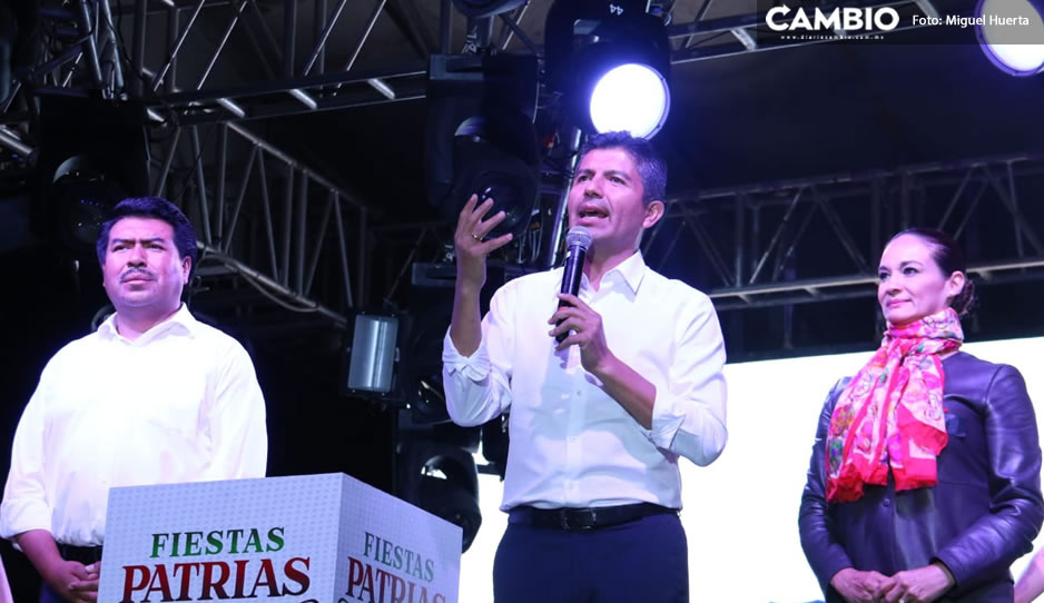 Lalo y Aquino encienden la iluminación de Fiestas Patrias en el Zócalo de Puebla (FOTOS)
