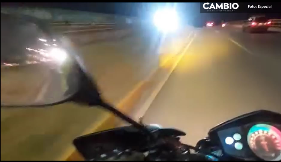 Motociclista capta atraco a poblana que caminaba en el puente de Xonacatepec (VIDEO)