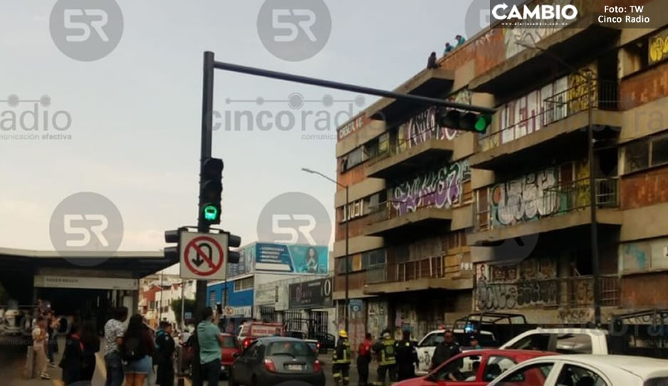  ¡Cuidado en la zona! Poblano intenta saltar de un edificio abandonado sobre la 11 Sur