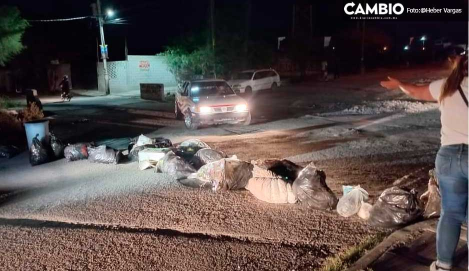 ¡No hay solución! Siguen bloqueos de calles con bolsas de basura en Tehuacán