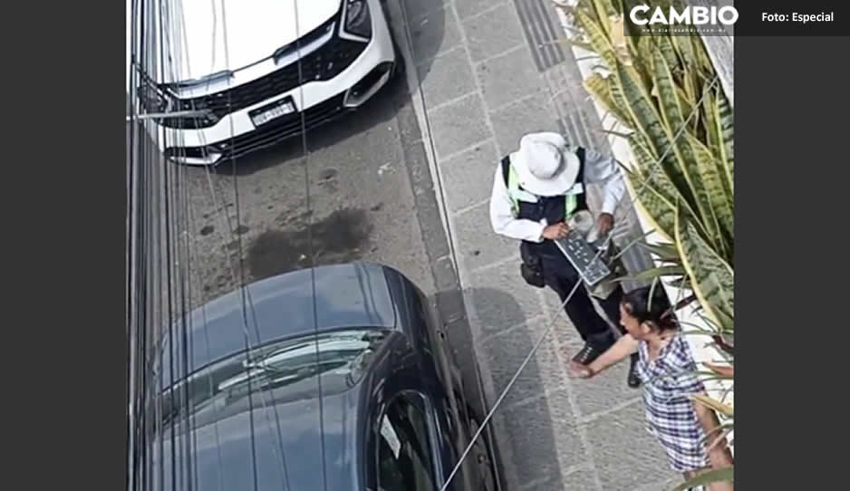 ¿Se les olvidó que ya son gratis? Inspector de parquímetros sigue aplicando multas en Puebla (VIDEO)