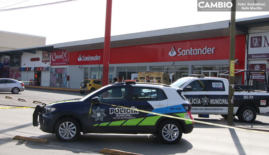 A punta de pistola, atracan banco Santander de la 105 Poniente y se llevan 80 mil pesos