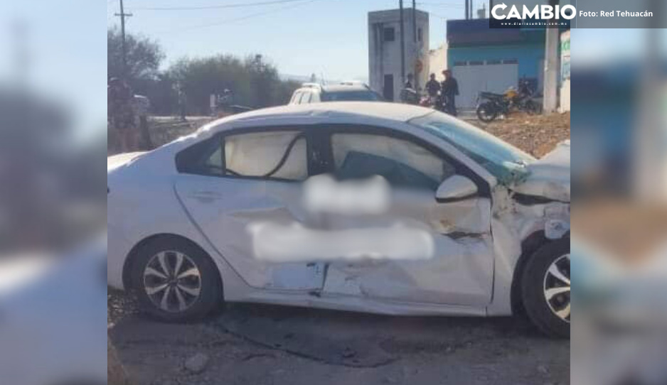 ¡Se lo llevó de corbata! Vehículo intenta ganar paso al tren y termina arrastrado